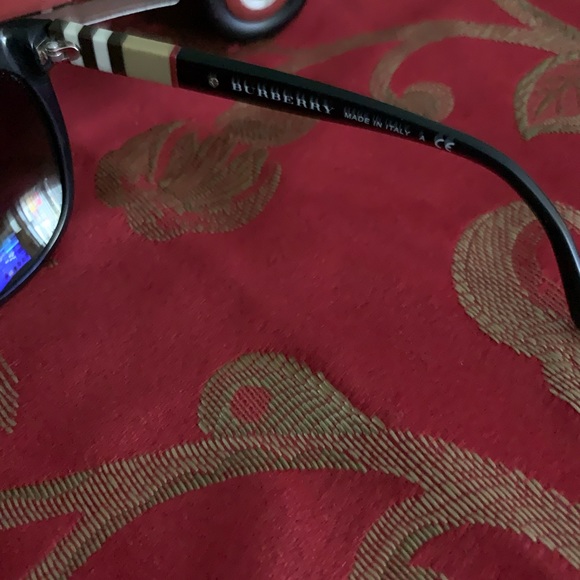 Burberry sun glasses - Picture 8 of 8